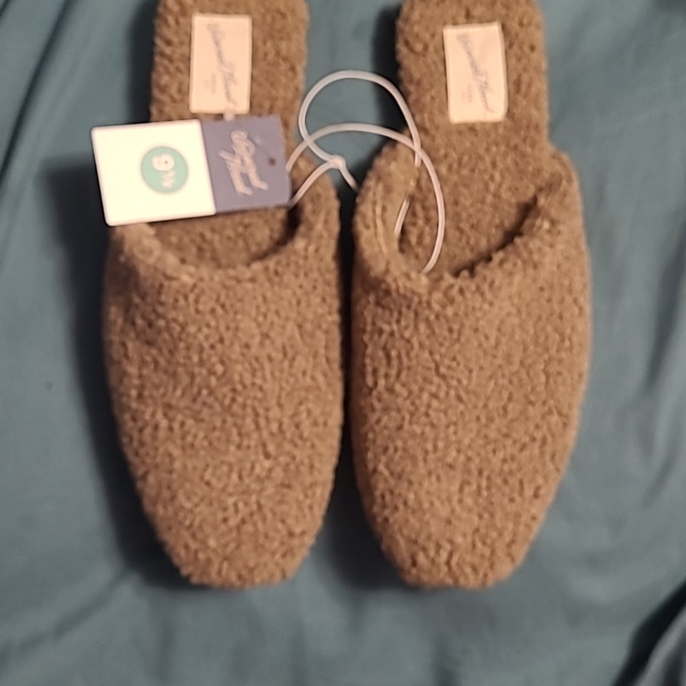 NWT Slide On Slippers - Women’s Size 9.5